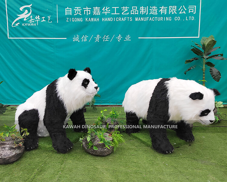 動物園公園吸引眼球的可愛的電動熊貓